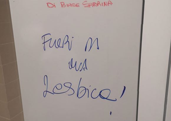 Fuori da qua lesbica: scritta omofoba ospedale Manzoni Lecco