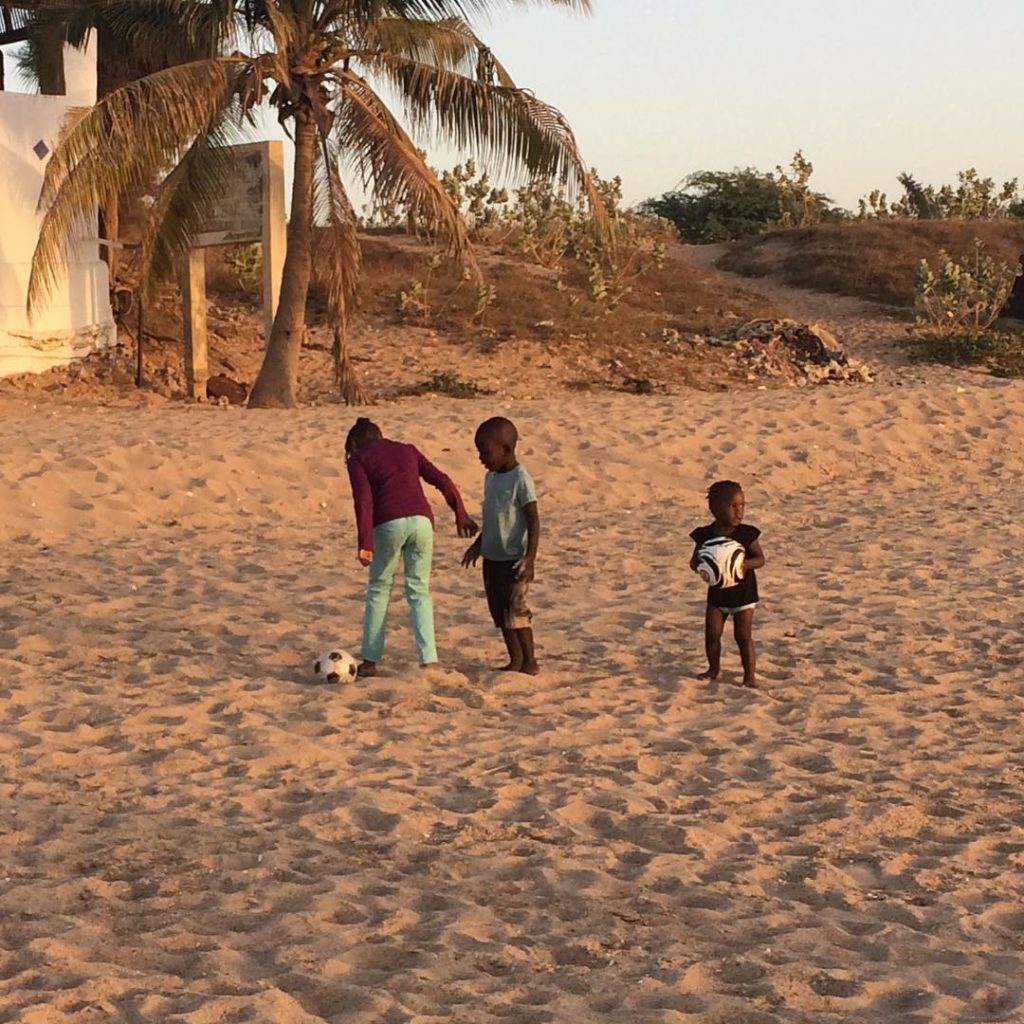 Bambini giocano sulla spiaggia, Mbour, Senegal