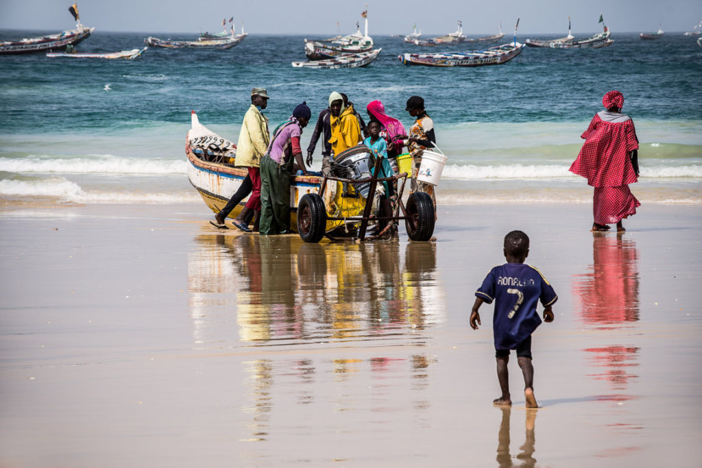 Pescatori di ritorno alla spiaggia, Kayar, Senegal
