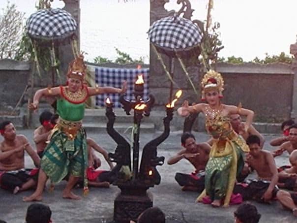 Coro di uomini e danzatori keciak a Puru Luhur Ulu Watu, Bali, Indonesia